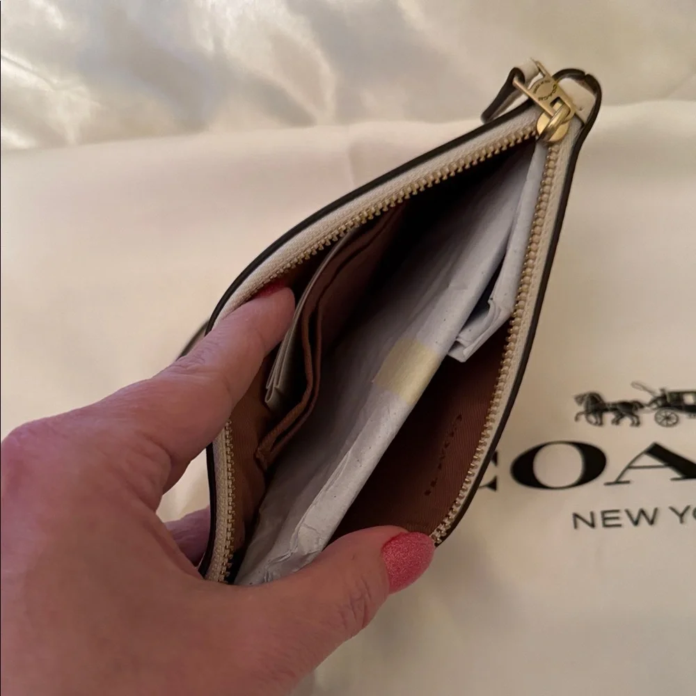 💜 NWT Coach Chalk Large  Essential Wristlet With Sticker Print and Gold Hardware - Picture 7 of 9